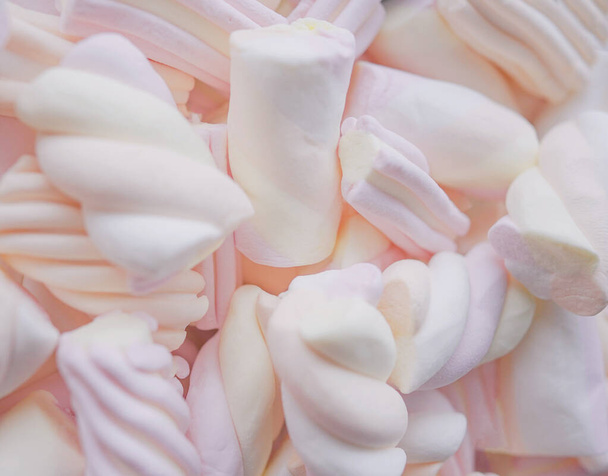 Zarte schöne süße essbare Marshmallow-Hintergrund.Ein minimales, stilvolles, trendiges Konzept für Blogger in neutralen Pastellfarben und Schatten.Süßes Essen, Desserthintergrund, close-up.flat lag - Foto, Bild