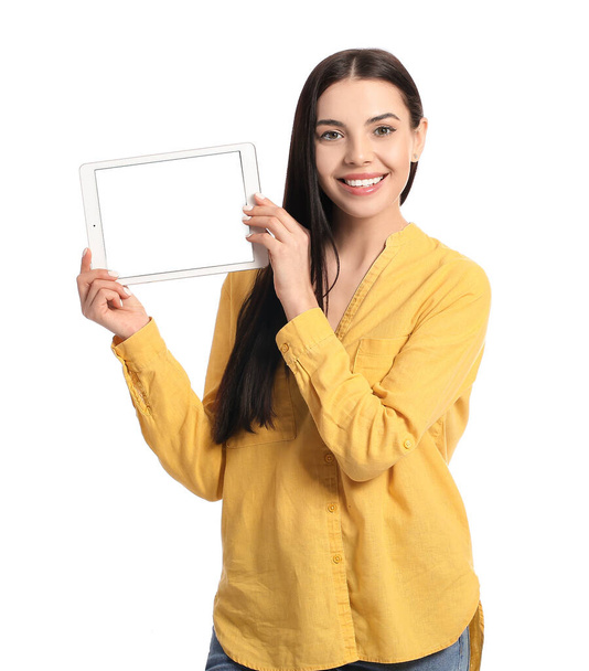 Gyönyörű fiatal nő tabletta számítógép fehér háttér - Fotó, kép