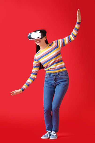 Fiatal nő VR szemüveg színes háttér - Fotó, kép