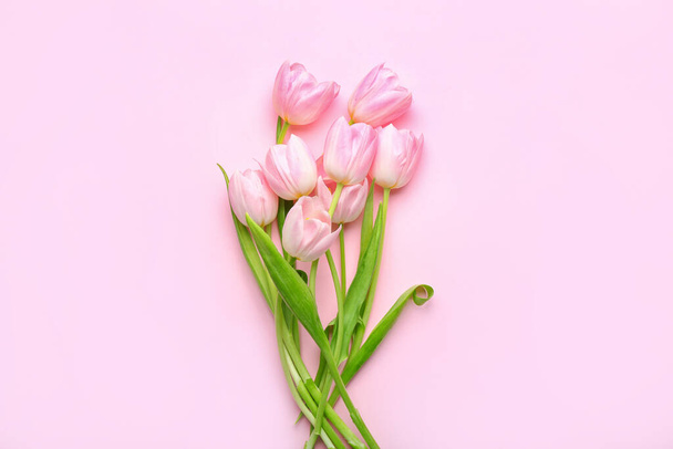 Красивые цветы тюльпана на цветном фоне - Фото, изображение