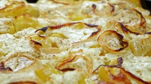 Patate arrosto con cipolle con spezie e formaggio, primo piano - Filmati, video