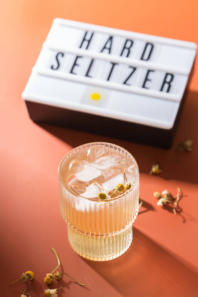 Harter Seltzer-Cocktail mit Kamille und Eis - Foto, Bild