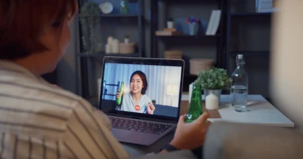 Youth Asia teen girl drink beer having fun happy moment night party event online celebration via video call in living room at house at night. Distance sociale, quarantaine pour la prévention du coronavirus. - Séquence, vidéo