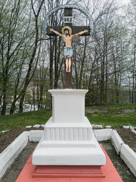 Jezus na krzyżu w lesie w ukraińskiej wiosce Polyana, Obwód zakarpatski. - Zdjęcie, obraz