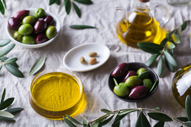 Olio extra vergine di oliva su un tavolo - Foto, immagini