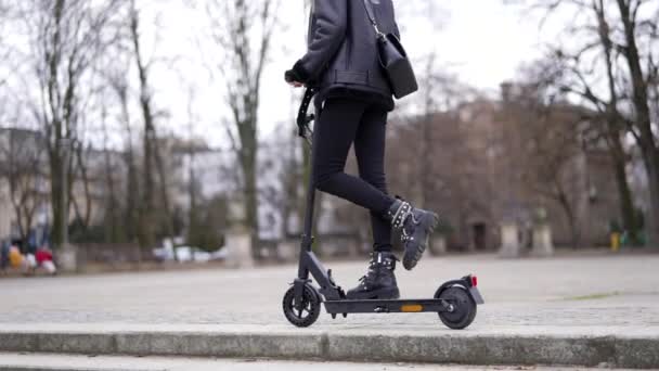 Mujer excitada montando scooter eléctrico cerca de pasos - Metraje, vídeo