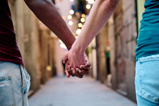 interraciale liefde paar hand in hand in outdoor locatie - multi-etnische concept - Foto, afbeelding