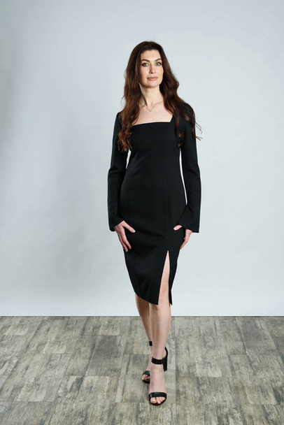 elegante Frau im schwarzen Kleid im Atelier - Foto, Bild