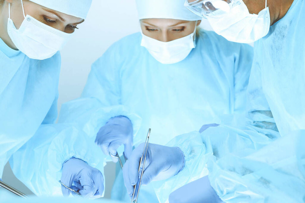 Un groupe de chirurgiens opère à l'hôpital. Concept de soins de santé - Photo, image