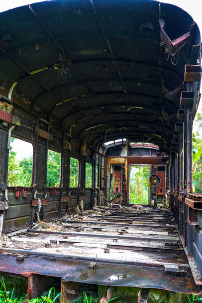 Een partij roestige treinwagons achtergelaten in het bos - Foto, afbeelding