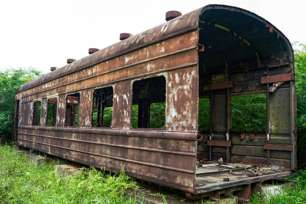 Partia zardzewiałych wagonów kolejowych porzuconych w lesie - Zdjęcie, obraz