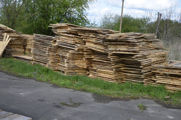 Detailní záběr starých dřevěných palet.Dřevěné palety v oblasti výroby použití pro přepravu materiálu a dodávky produktů pro zákazníky.Selektivní zaměření - Fotografie, Obrázek