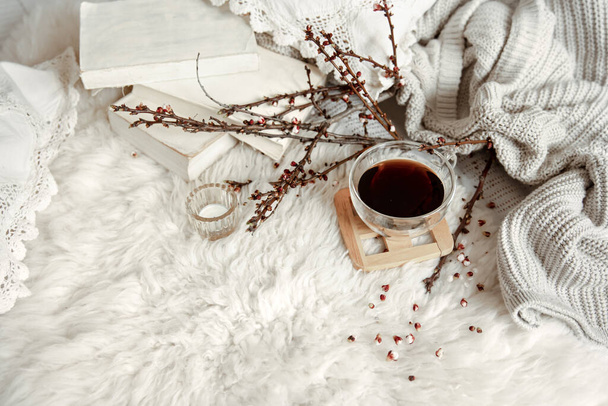 Σπιτική νεκρή φύση με ένα φλιτζάνι τσάι και αντικείμενα διακόσμησης άνοιξη σπίτι. - Φωτογραφία, εικόνα