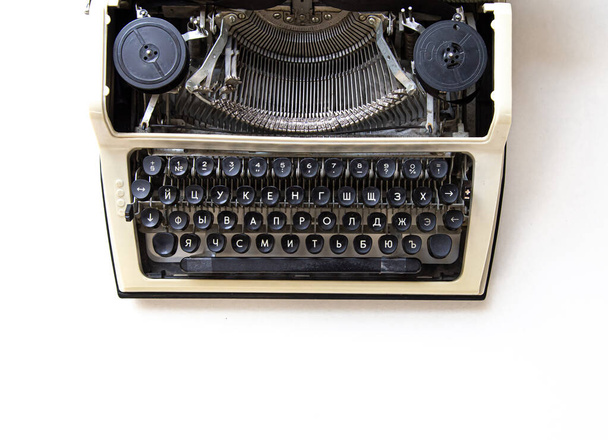 Старая винтажная пишущая машинка, изолированная на белом фоне сверху. - Фото, изображение