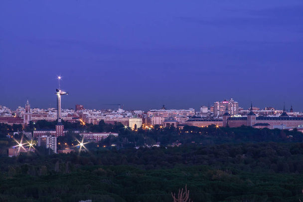 Foto nocturna de la ciudad de Madrid con la Torre de Iluminación y Comunicaciones (Faro de Moncloa), el Cuartel General de la Fuerza Aérea y el Arco del Triunfo con la ciudad de Madrid al fondo - Foto, imagen