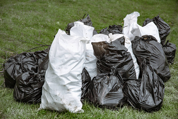 Zavřít pytle na odpadky naplněné odpadky po čištění životního prostředí. - Fotografie, Obrázek