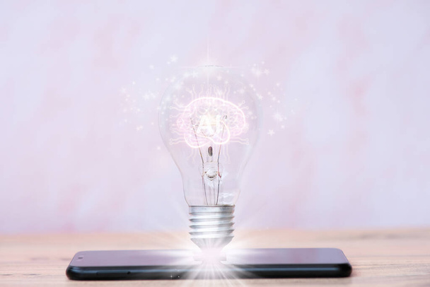Lamp op smartphone, idee innovatie en inspiratie concept, Nieuwe technologie in de toekomst, ideeën en denkconcept - Foto, afbeelding