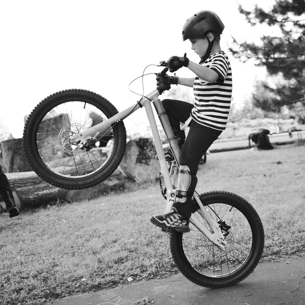 Pyöräilijä hyppää
 - Valokuva, kuva