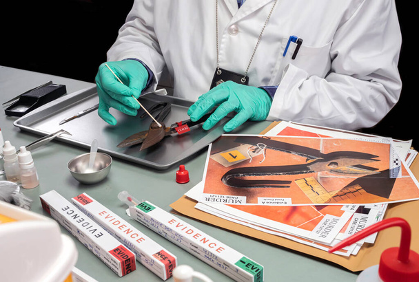 Un scientifique de la police extrait un échantillon d'ADN d'une paire de pinces dans un labo criminel, image concept - Photo, image