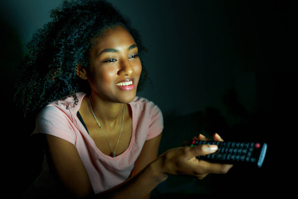 Jeune femme noire regarder la télévision tard dans la nuit - Photo, image