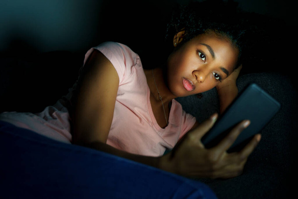 Sama mladá černošky žena pomocí smartphone v noci - Fotografie, Obrázek
