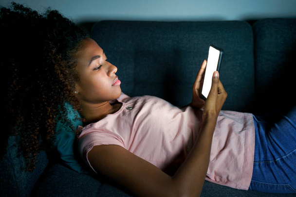 Osamělé dívka smskování na mobilním telefonu pozdě v noci - Fotografie, Obrázek