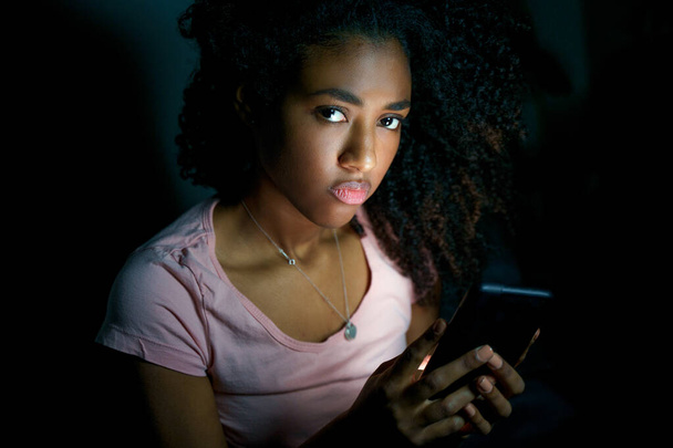 Yksinäinen tyttö kutoma matkapuhelimeen myöhään yöllä - Valokuva, kuva