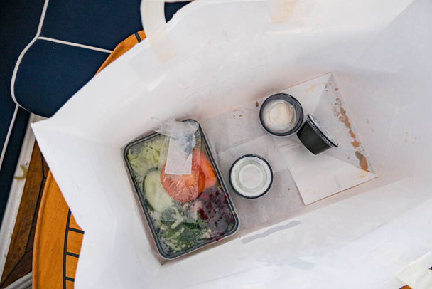 Stoccolma, Svezia Una borsa da asporto mediorientale con insalata e salse. - Foto, immagini