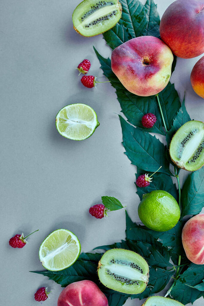 Fundo de verão flat lay Frutas pêssego, kiwi, framboesa, limão sobre papel cinza, Sombra na moda e luz solar, sol, Conceito mínimo de verão, espaço de cópia. - Foto, Imagem
