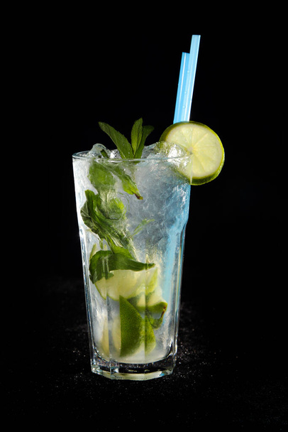Mojito Cocktail auf schwarzem Hintergrund - Foto, Bild