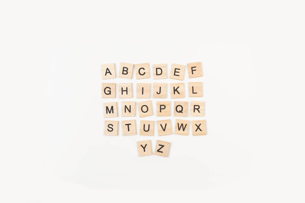 Cubos de letras de madera en orden alfabético sobre fondo blanco  - Foto, Imagen