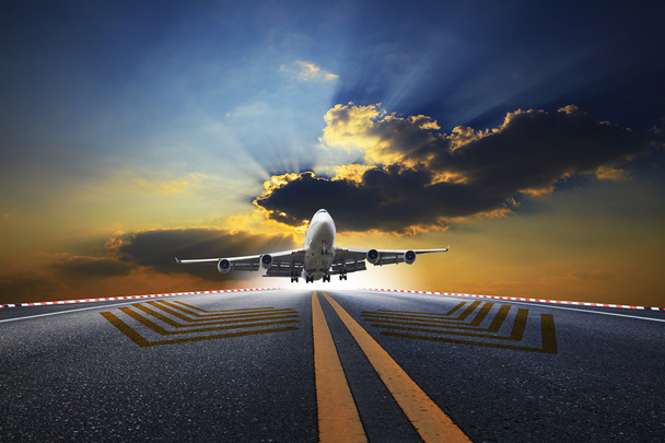 Grande avião de passageiros voando sobre pista do aeroporto contra bonito
 - Foto, Imagem