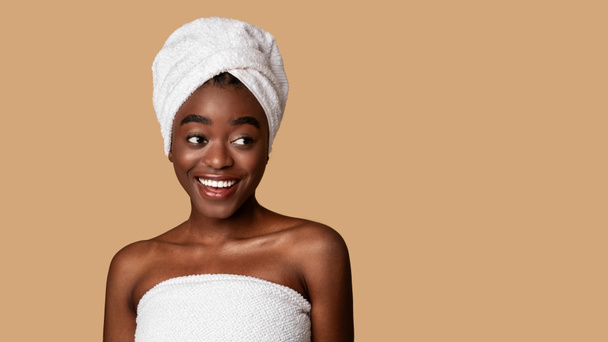 Портрет красивой молодой африканской женщины, улыбающейся - Фото, изображение