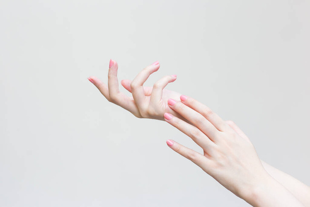 Όμορφη γυναίκα χέρι, θηλυκό χέρι εφαρμογή λοσιόν ή κρέμα χεριών για τη φροντίδα των χεριών σε σπα και μανικιούρ έννοια. - Φωτογραφία, εικόνα