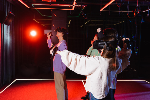 VR kulaklık takmış çok ırklı gençler oyun sahasında oyun oynuyorlar - Fotoğraf, Görsel