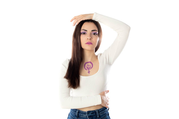 Молода жінка з фіолетовим макіяжем і концепцією фемінізму, що малює на її тілі ізольовано на білому тлі
 - Фото, зображення