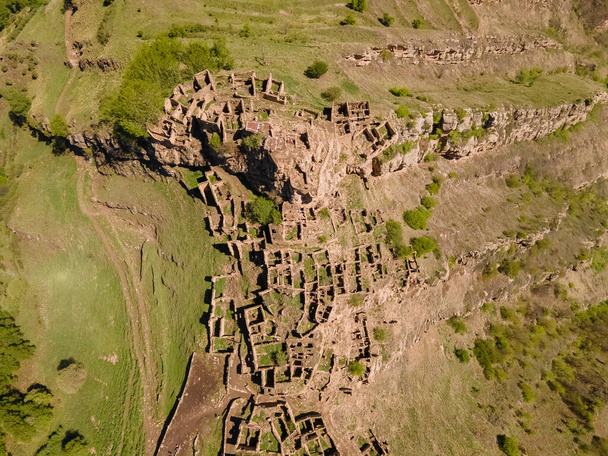 Gamsutlin aavekylä on Dagestanin tasavallan vanhin kylä. Se on ainutlaatuinen sen epätavallinen arkkitehtuuri, samanlainen kuin Machu Picchu Perussa. Tällä hetkellä se on hylätty - Valokuva, kuva