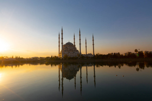 La Mezquita Central de Sabanci es una mezquita que fue inaugurada en 1998 en el distrito de Reatbey de Adana, al sur del Parque Central y en la orilla oeste del río Seyhan.. - Foto, Imagen