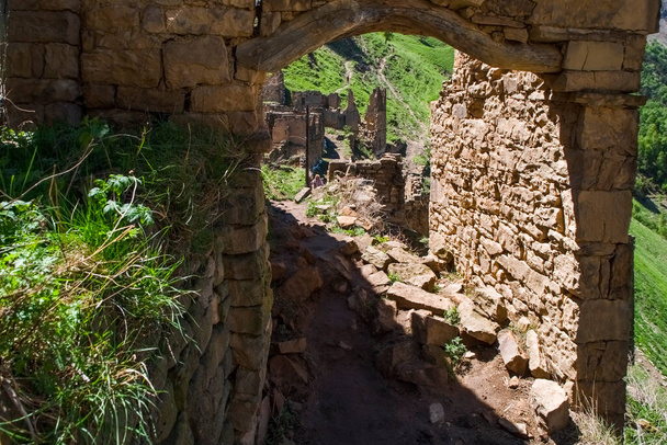 Il villaggio fantasma di Gamsutl è il più antico insediamento della Repubblica del Daghestan. È unico per la sua architettura insolita, simile alla città di Machu Picchu in Perù. Adesso è abbandonato - Foto, immagini