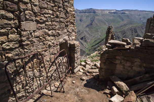 Gamsutlin aavekylä on Dagestanin tasavallan vanhin kylä. Se on ainutlaatuinen sen epätavallinen arkkitehtuuri, samanlainen kuin Machu Picchu Perussa. Tällä hetkellä se on hylätty - Valokuva, kuva
