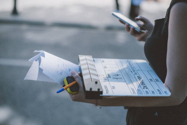 Helyettes rendező, Clapperboard a forgatáson. Egy közeli kép petárdákról egy film, reklám, TV sorozat forgatásához. Modern fotózás technika. - Fotó, kép