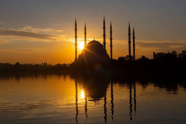 A Mesquita Central de Sabanci é uma mesquita que foi inaugurada em 1998 no distrito de Reatbey de Adana, ao sul do Central Park e na margem oeste do rio Seyhan.. - Foto, Imagem