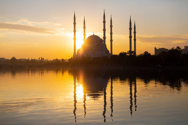 La Mezquita Central de Sabanci es una mezquita que fue inaugurada en 1998 en el distrito de Reatbey de Adana, al sur del Parque Central y en la orilla oeste del río Seyhan.. - Foto, Imagen