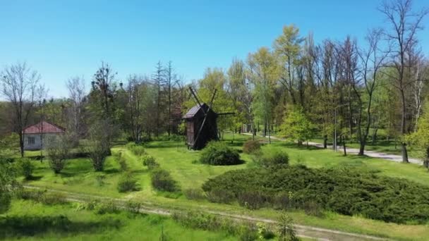 Antieke houten windmolen op etnografisch museum Pereiaslav-Khmelnytskyi Oekraïne luchtfoto uitzicht - Video
