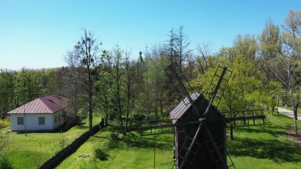 Moulin à vent en bois antique vue aérienne - Séquence, vidéo