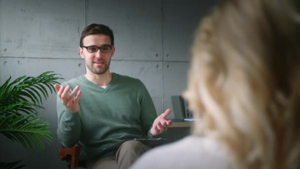Profesionální s brýlemi mluvit s pacientem na gauči v pokoji - Záběry, video