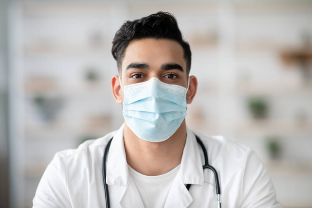 Κοντινό πορτρέτο του μεσανατολίτη γιατρού με μάσκα προσώπου - Φωτογραφία, εικόνα
