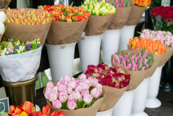 Verkauf von Blumen im Geschäft. Blumen schöner Strauß. Dekorative florale natürliche Hintergrund.  - Foto, Bild