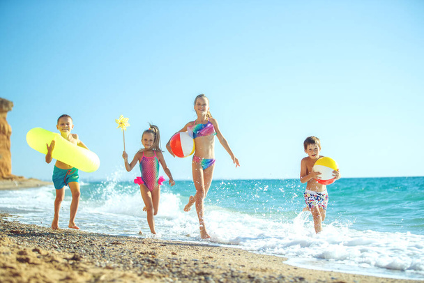 Aranyos gyerekek élvezik a napsütést a strandon. Nyári tábor - Fotó, kép
