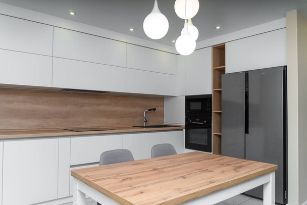 Kaunis moderni minimalistinen sisustus valoisa keittiö - Valokuva, kuva